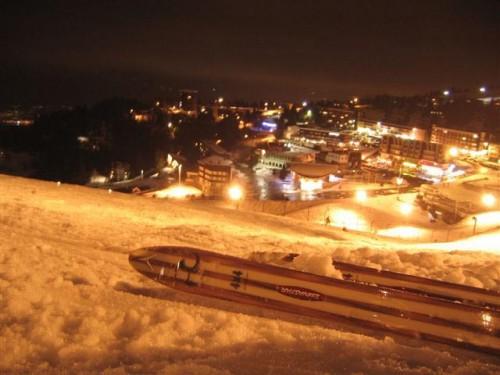 Les skis de Jérôme Narcy, en nocturne, au Recoin