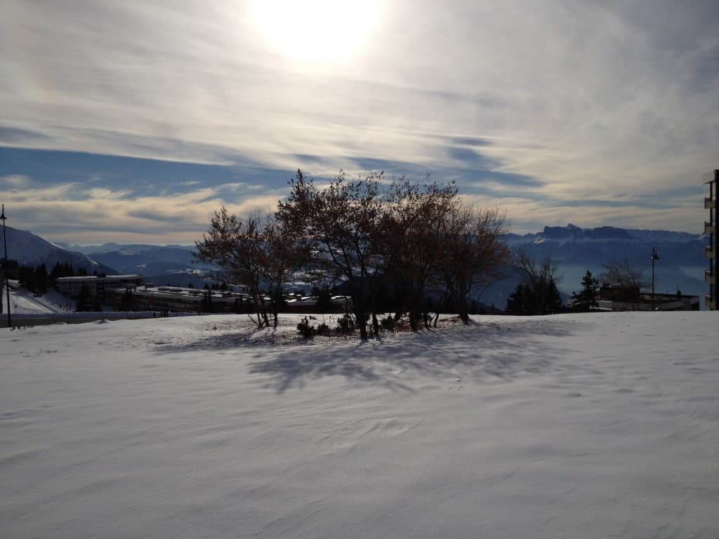 Ciel voilé et neige fraîche