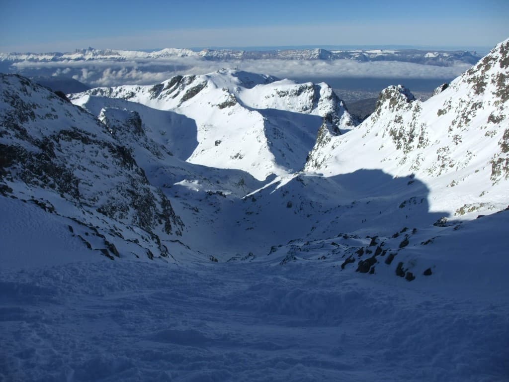 Bonne neige avec des rochers A.P.