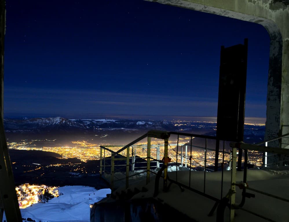 structures nocturnes sur fond de vie