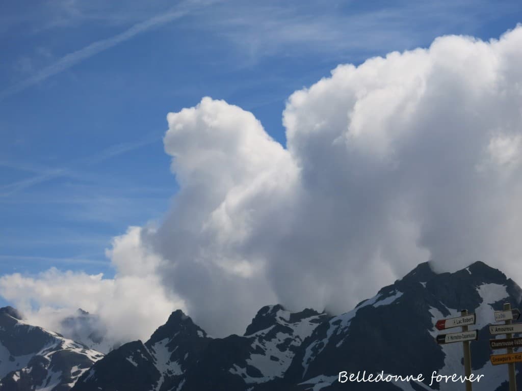 10 h Déjà des nuages qui bourgeonnent A.P.