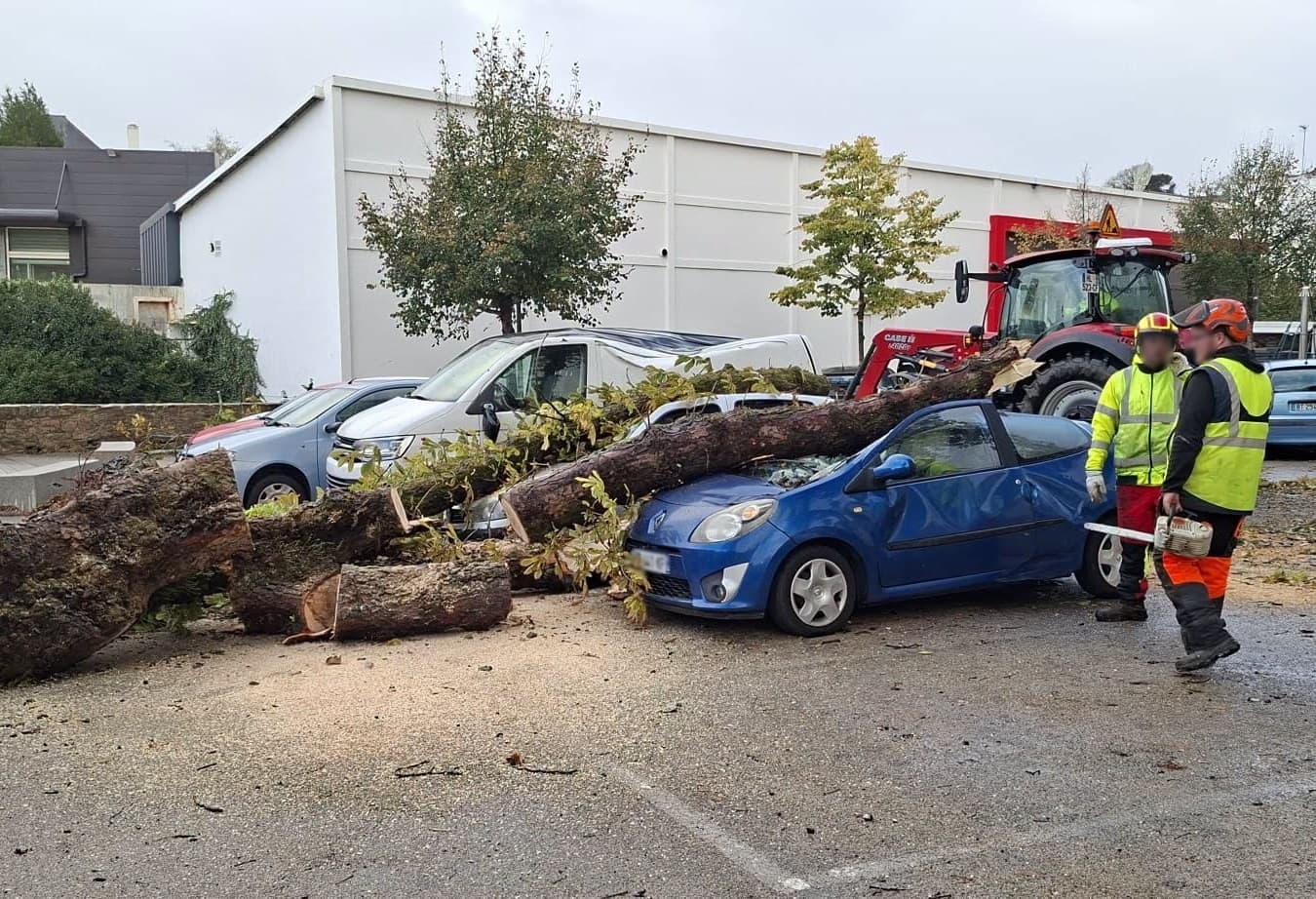 Tempête Austen : 161 km/h, des dégâts et 290 000 foyers sans courant
