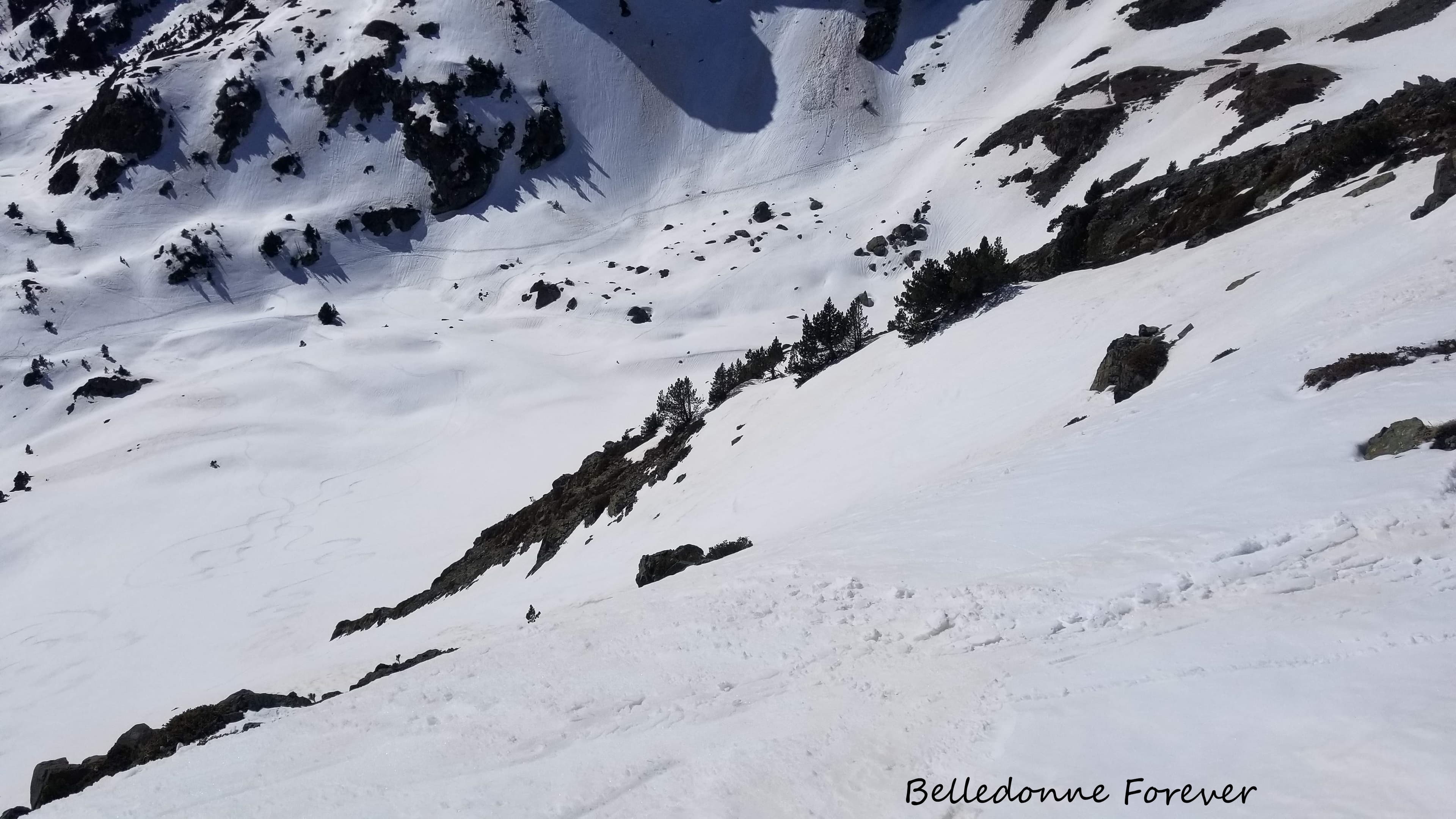 Belle moquette en versant ouest neige toujours gelée à l'ombre A.P
