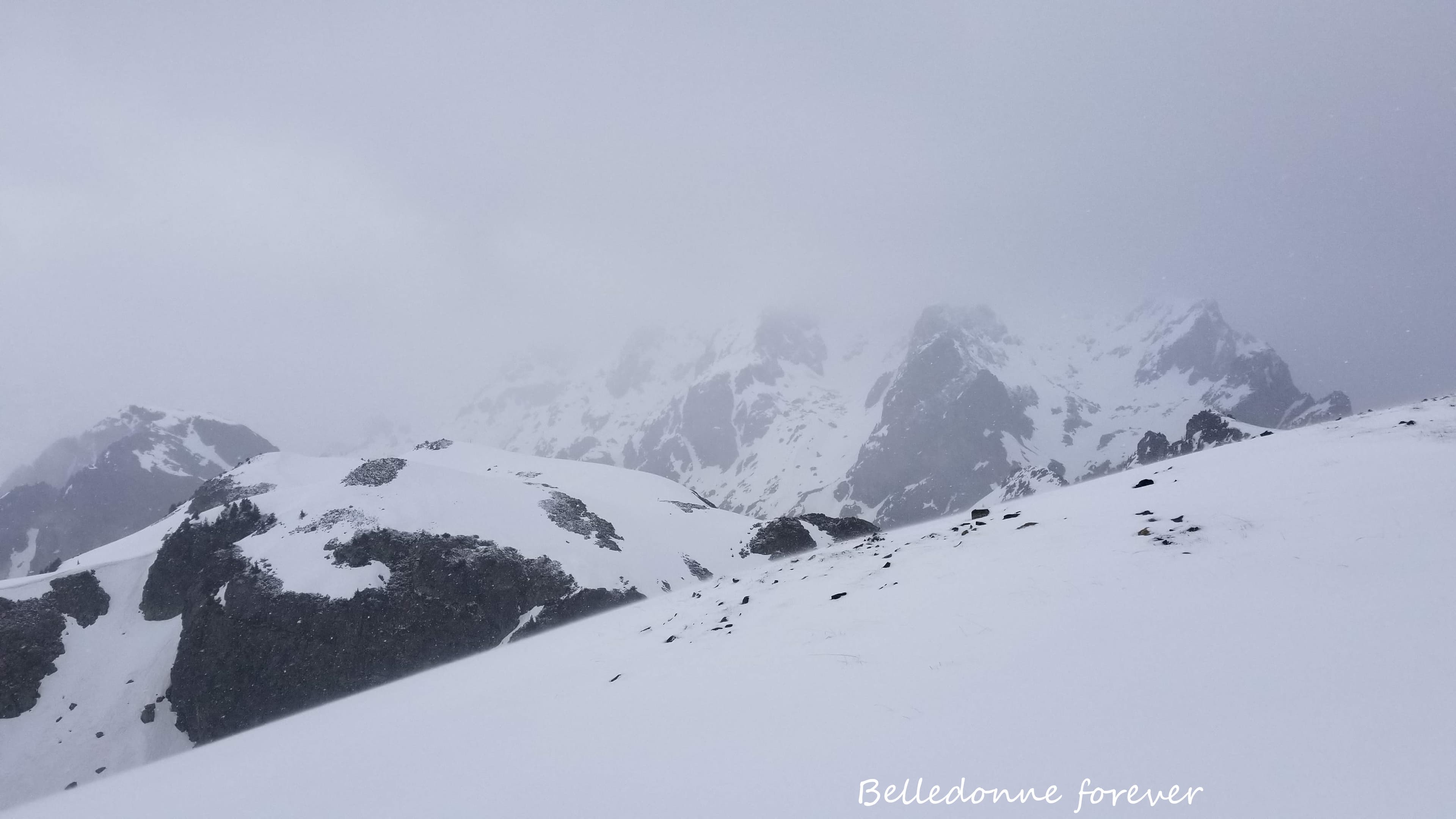 Les sommets dans les nuages, la neige arrive ... A.P.