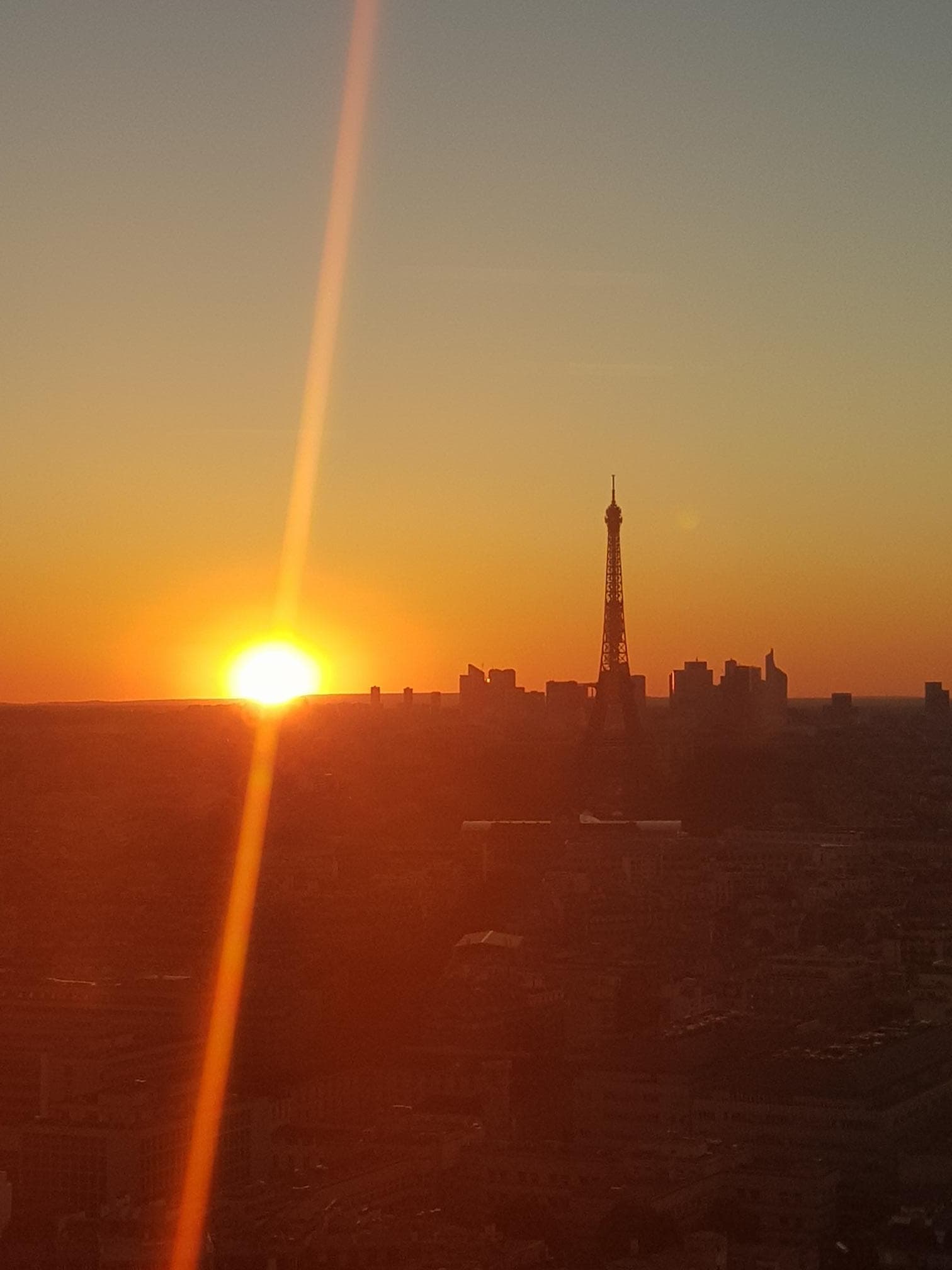 coucher de soleil aux pieds de la Tour Eiffel depuis la TMM