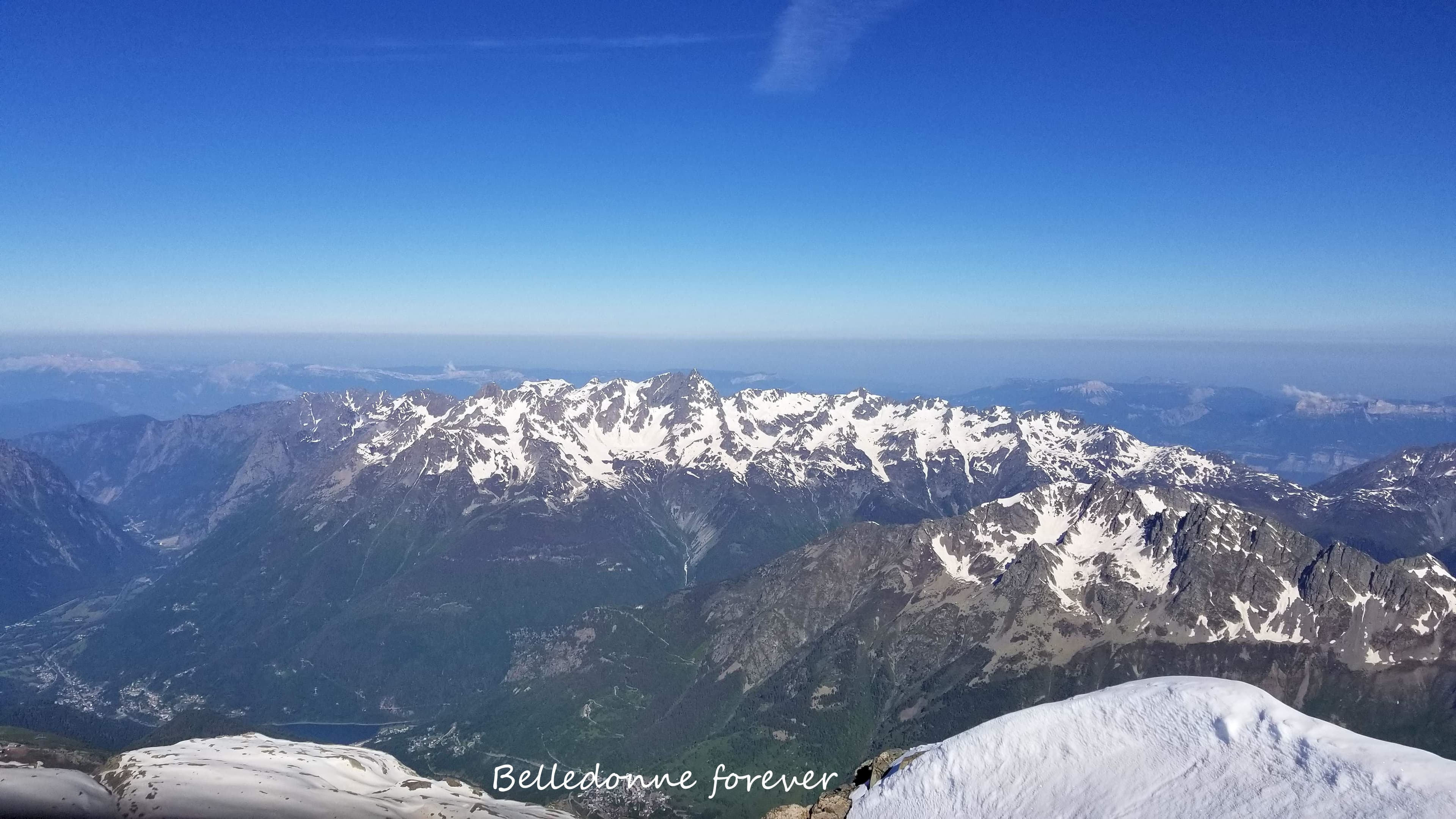 A gauche le Vercors, Chamrousse, derrière Belledonne Grenoble et à droite la chartreuse . A.P.