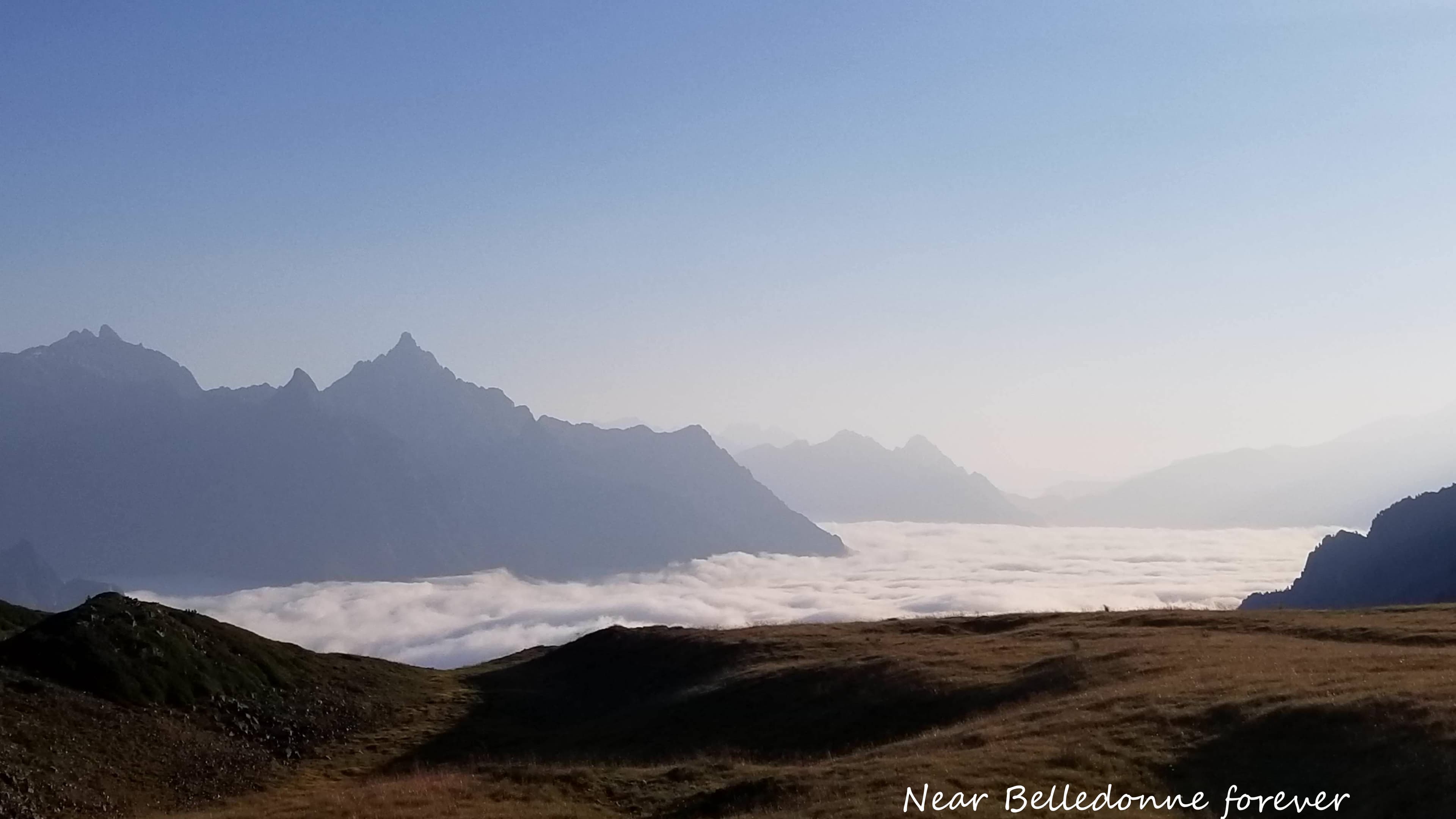 Encore une mer de nuage le matin, Au fond à gauche le grand pic de Belledonne A.P.