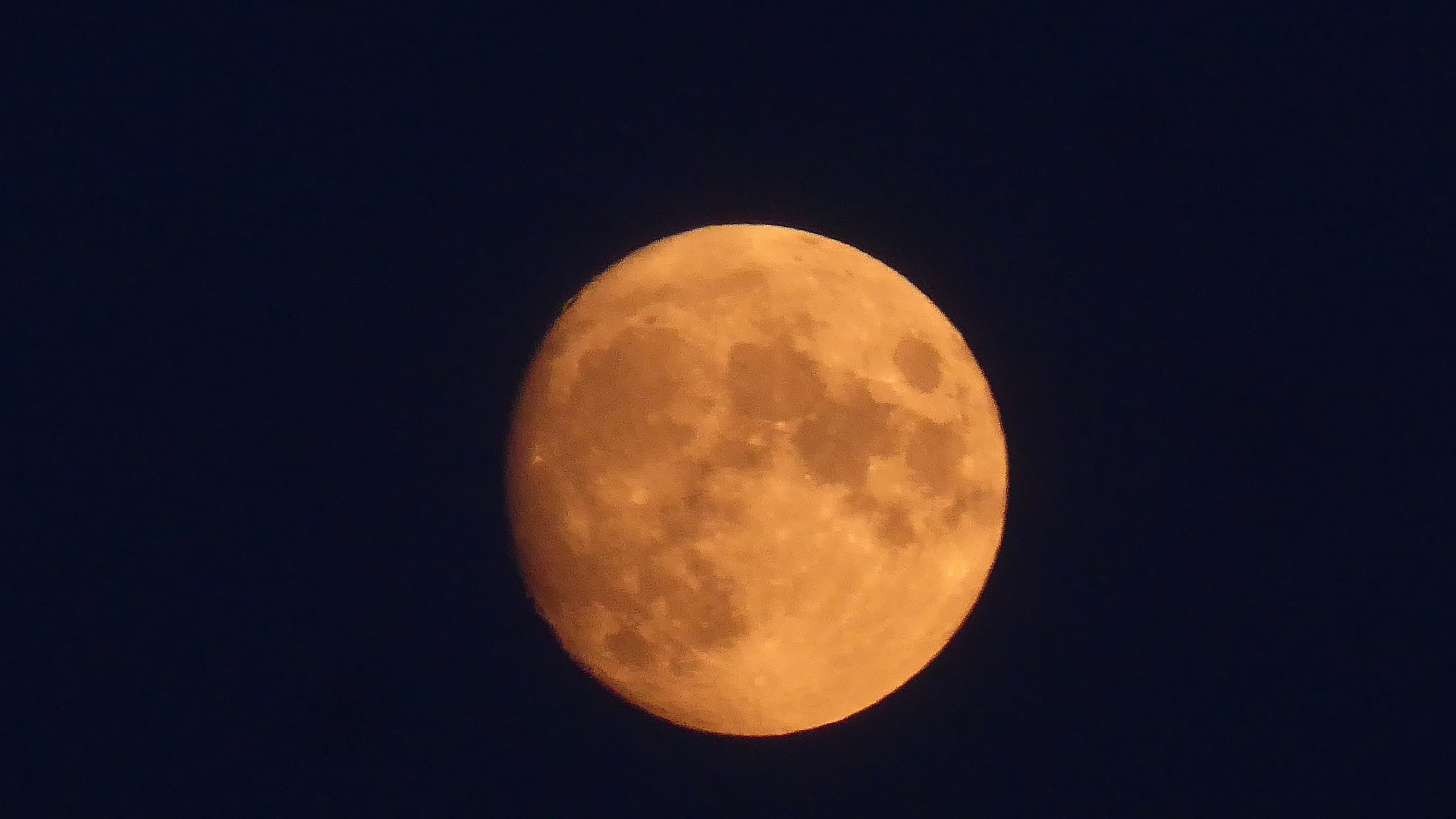 La lune a pris une jolie teinte orangée ce soir