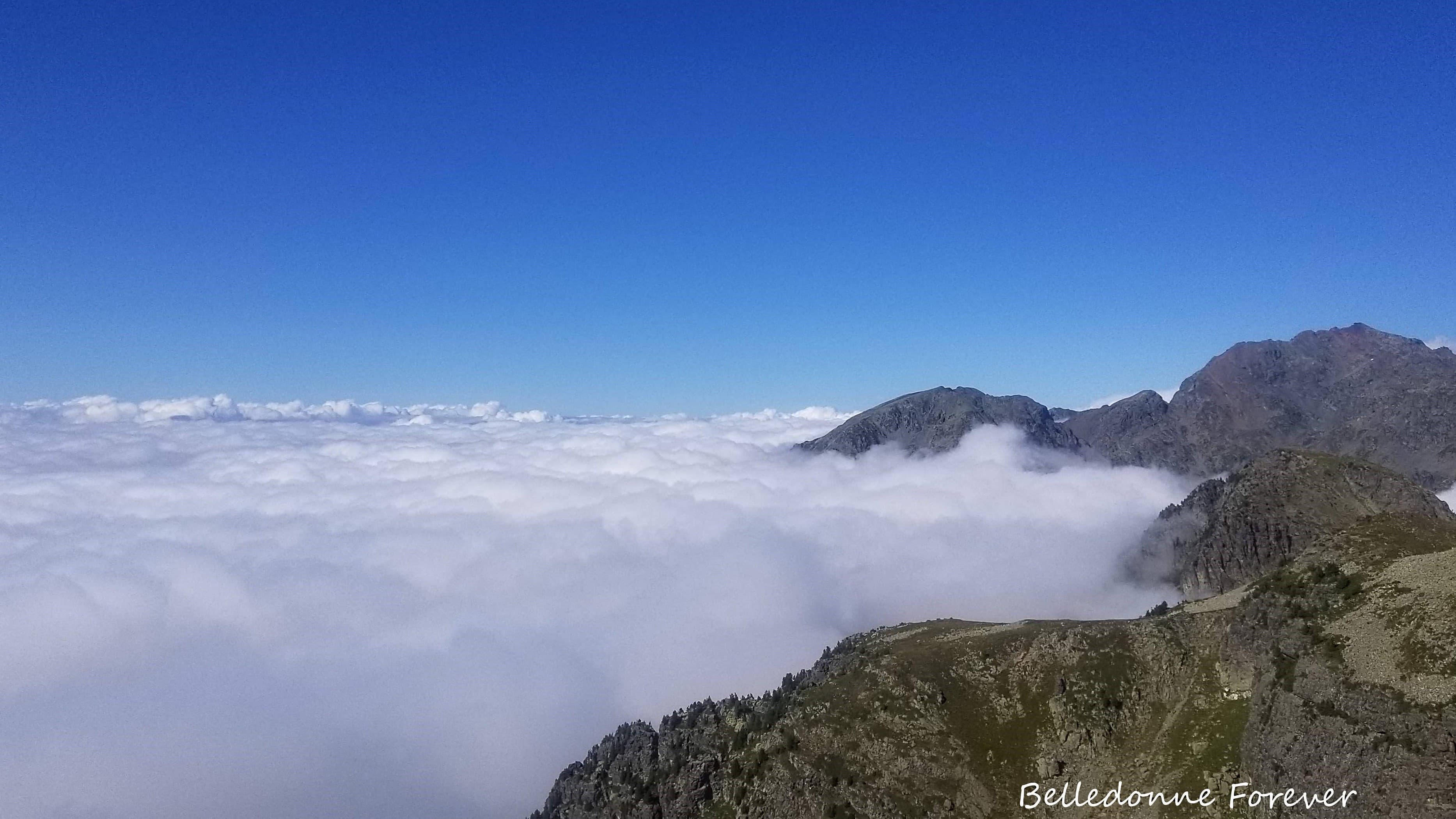 Depuis 15 jours, régulièrement des mers de nuages vers 1800m ...  La chaine de Belledonne émerge A.P.