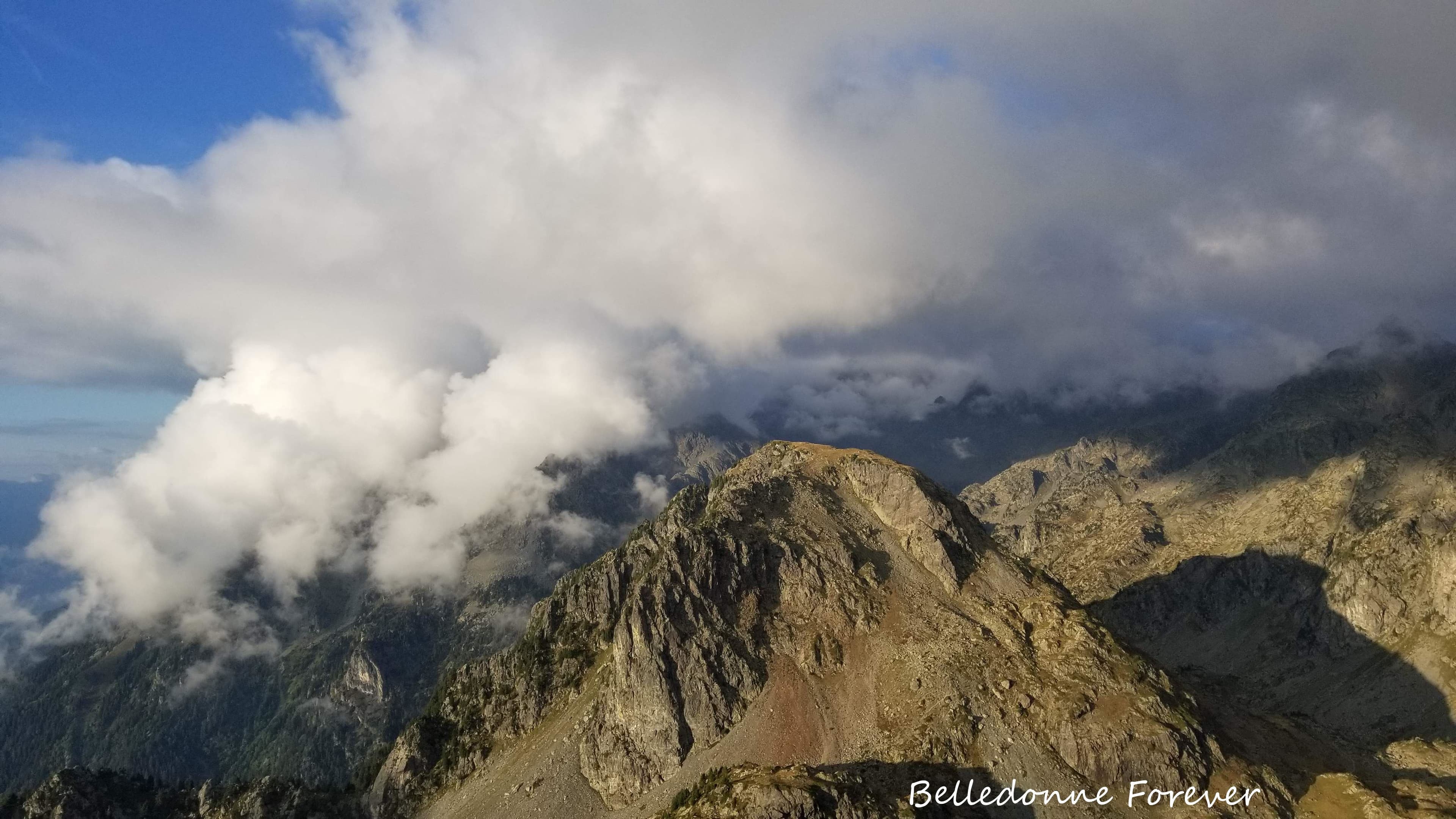 Un peu de nuages sur Belledonne le soir A.P.