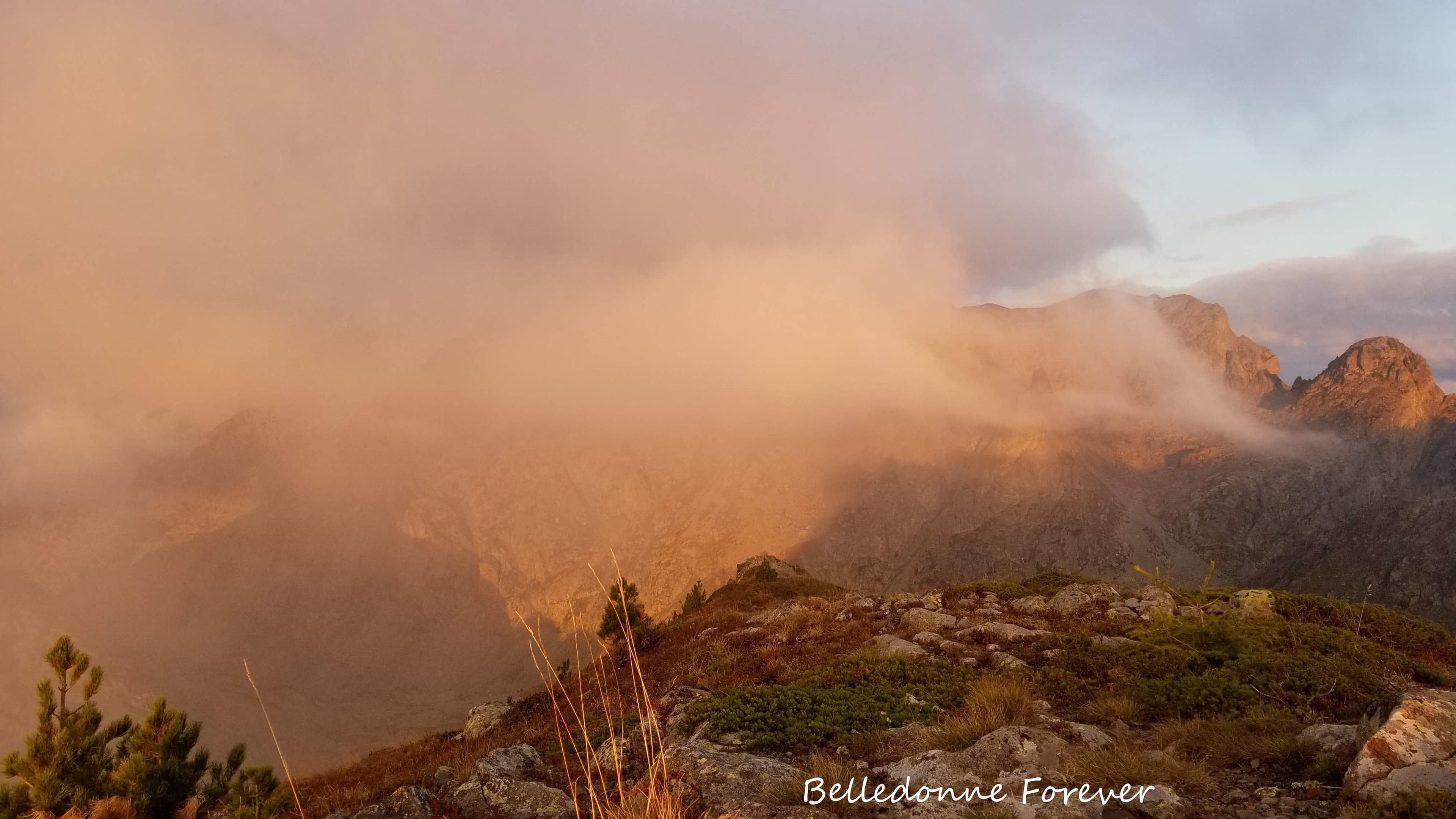 Un peu de nuages sur Belledonne le soir A.P.