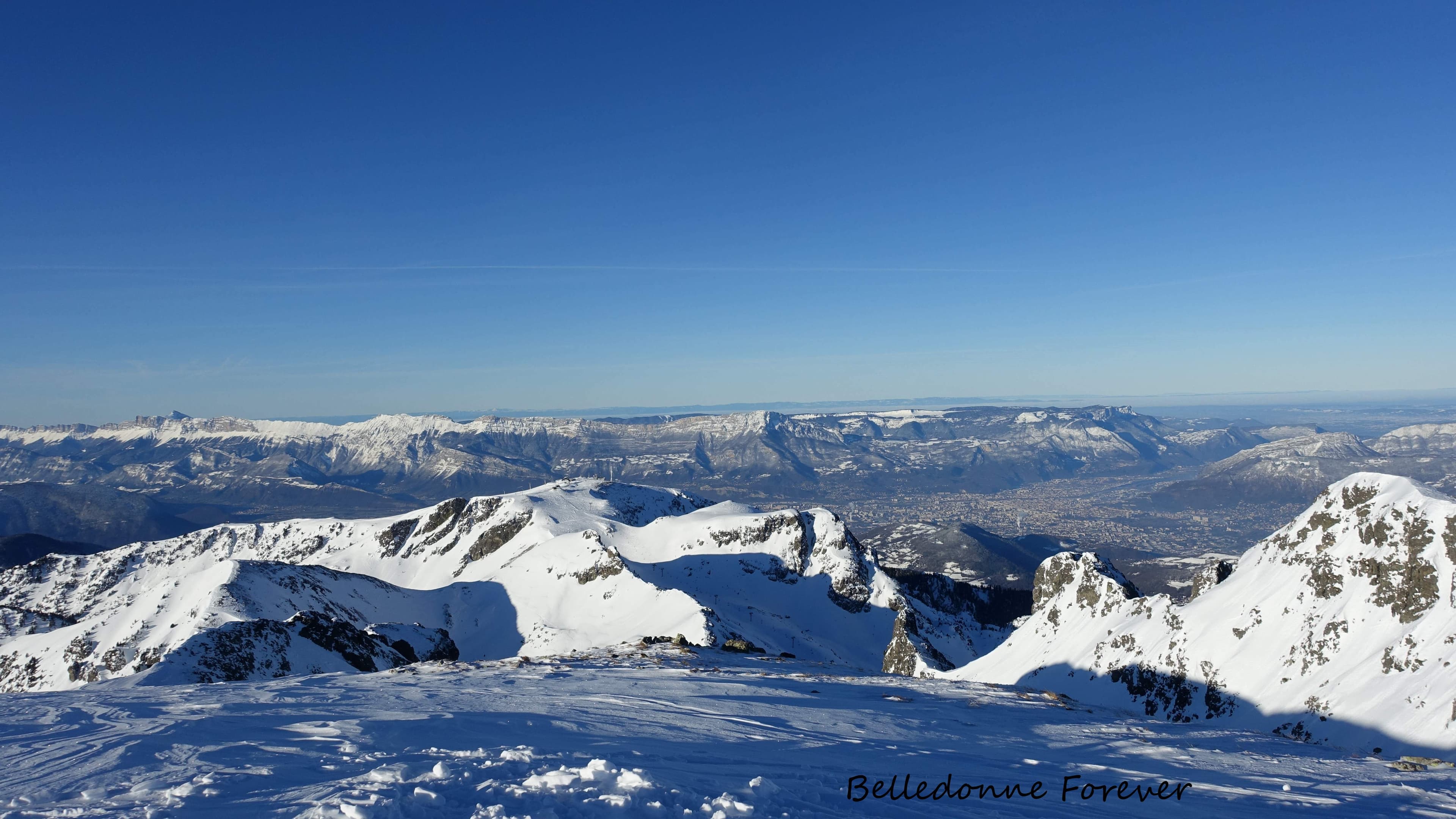 Vue sur la croix de Chamrousse et Grenoble, neige travaillée par le vent A.P.