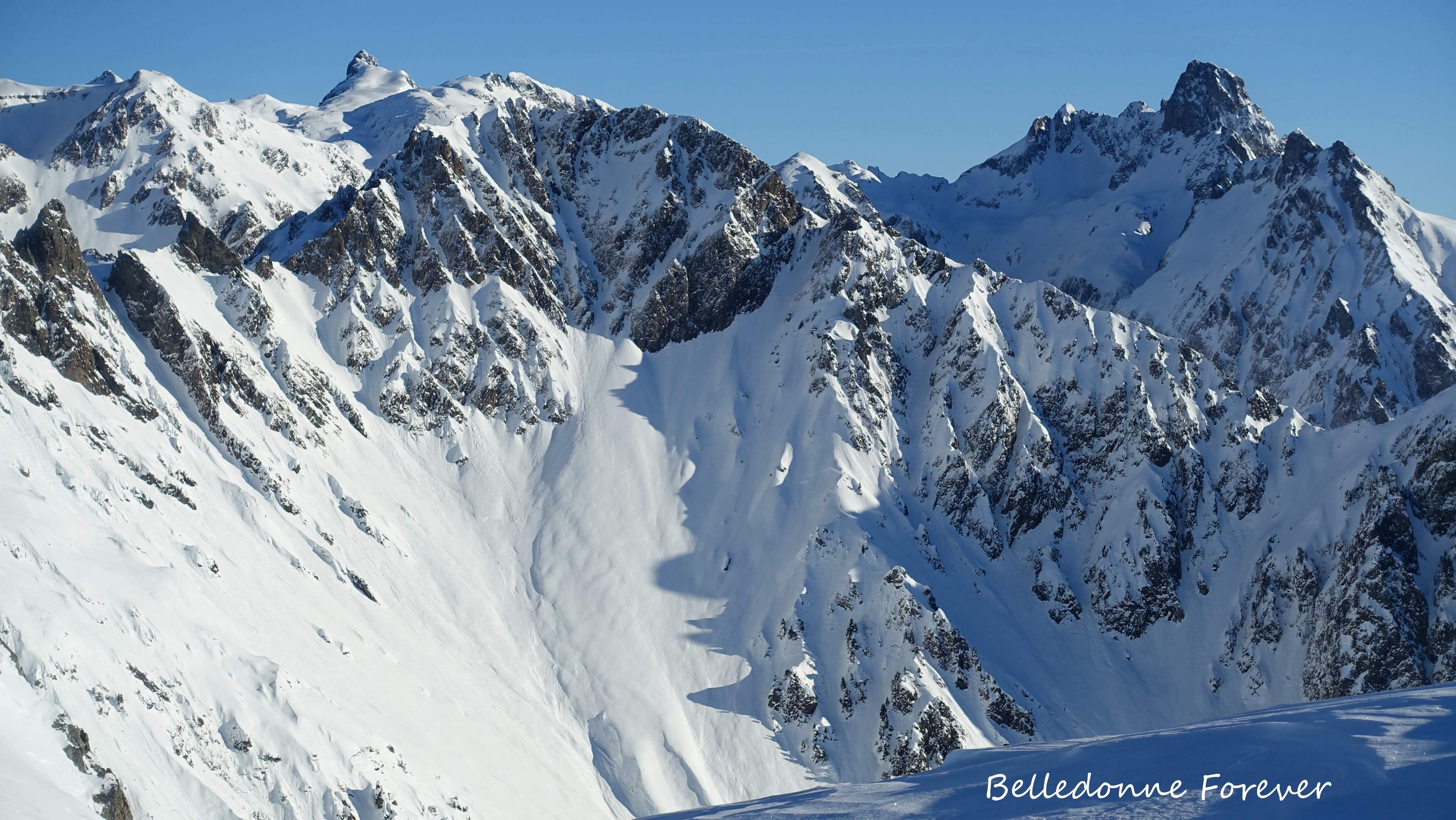 De la neige pour une mi décembre dans Belledonne, au fond la croix de Belledonne 2926m A.P.