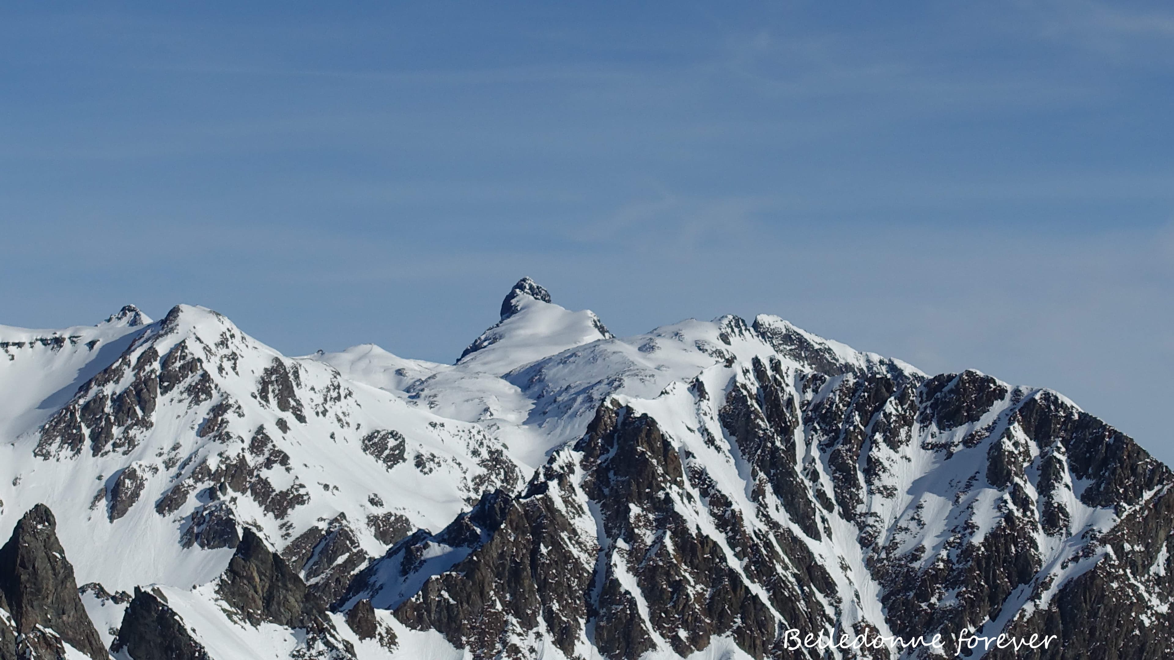 Au fond la croix de Belledonne 2926 m A.P.