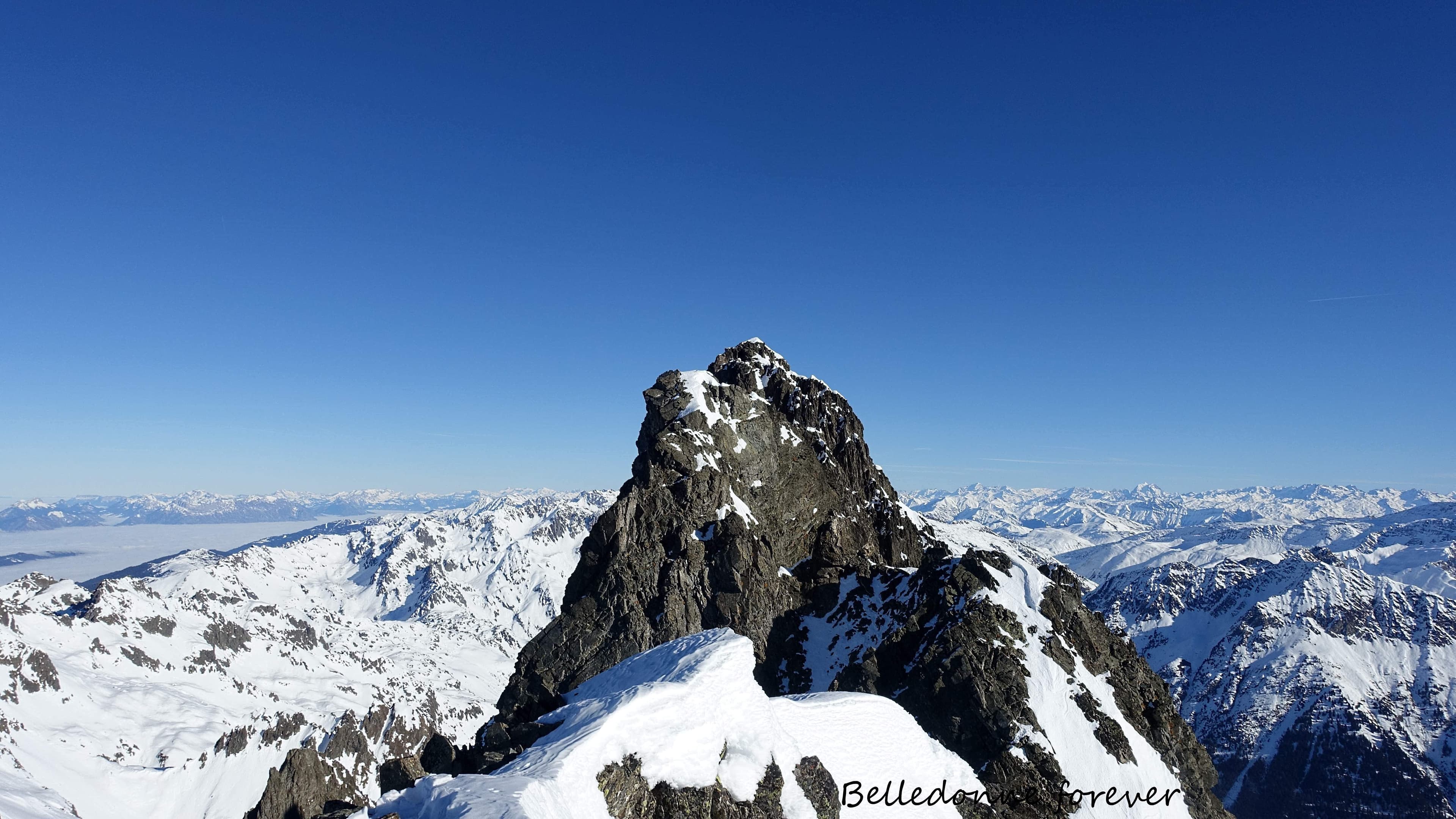 Ciel bleu au-dessus de la mer de nuages à 1000 m A.P.