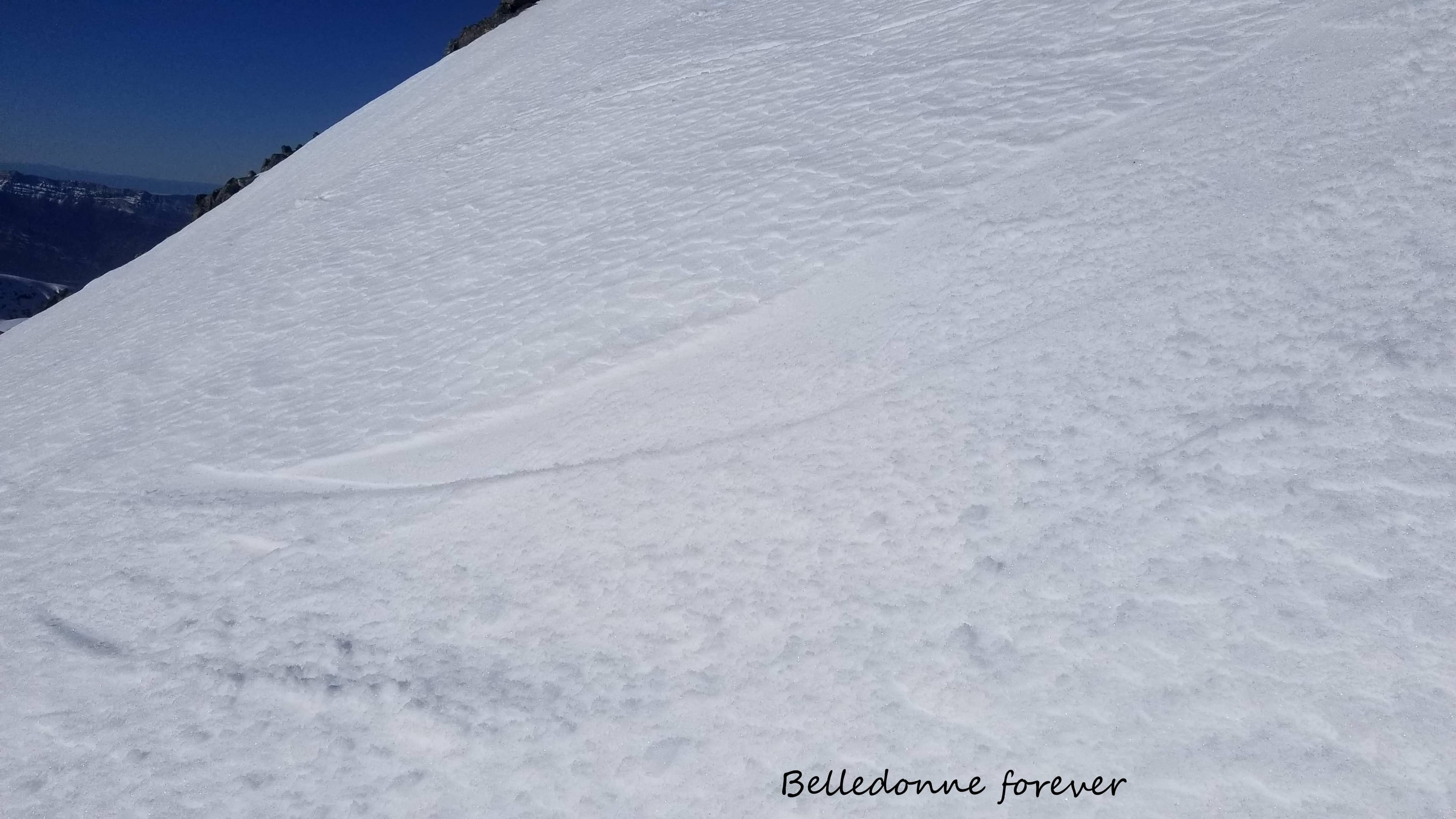 Neige de printemps à 2440m des 31 décembre.... neige dangereuse et  béton à l'ombre en hors-piste et sur les pistes A.P