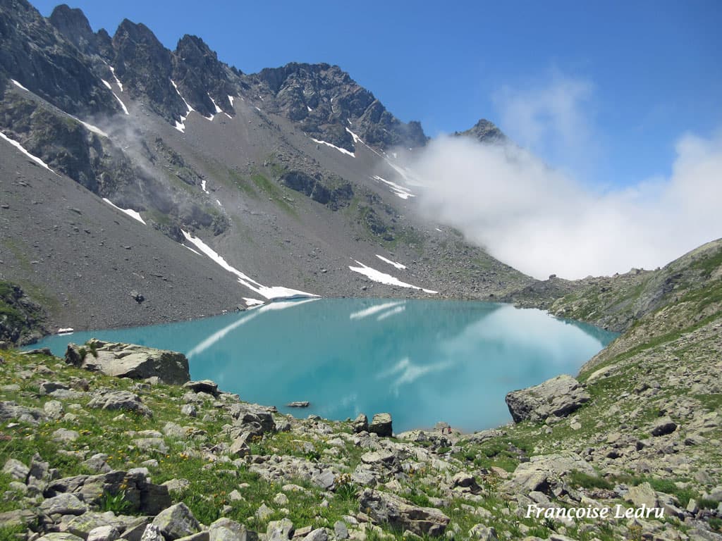 Lac blanc de Belledonne au soleil après le brouillard