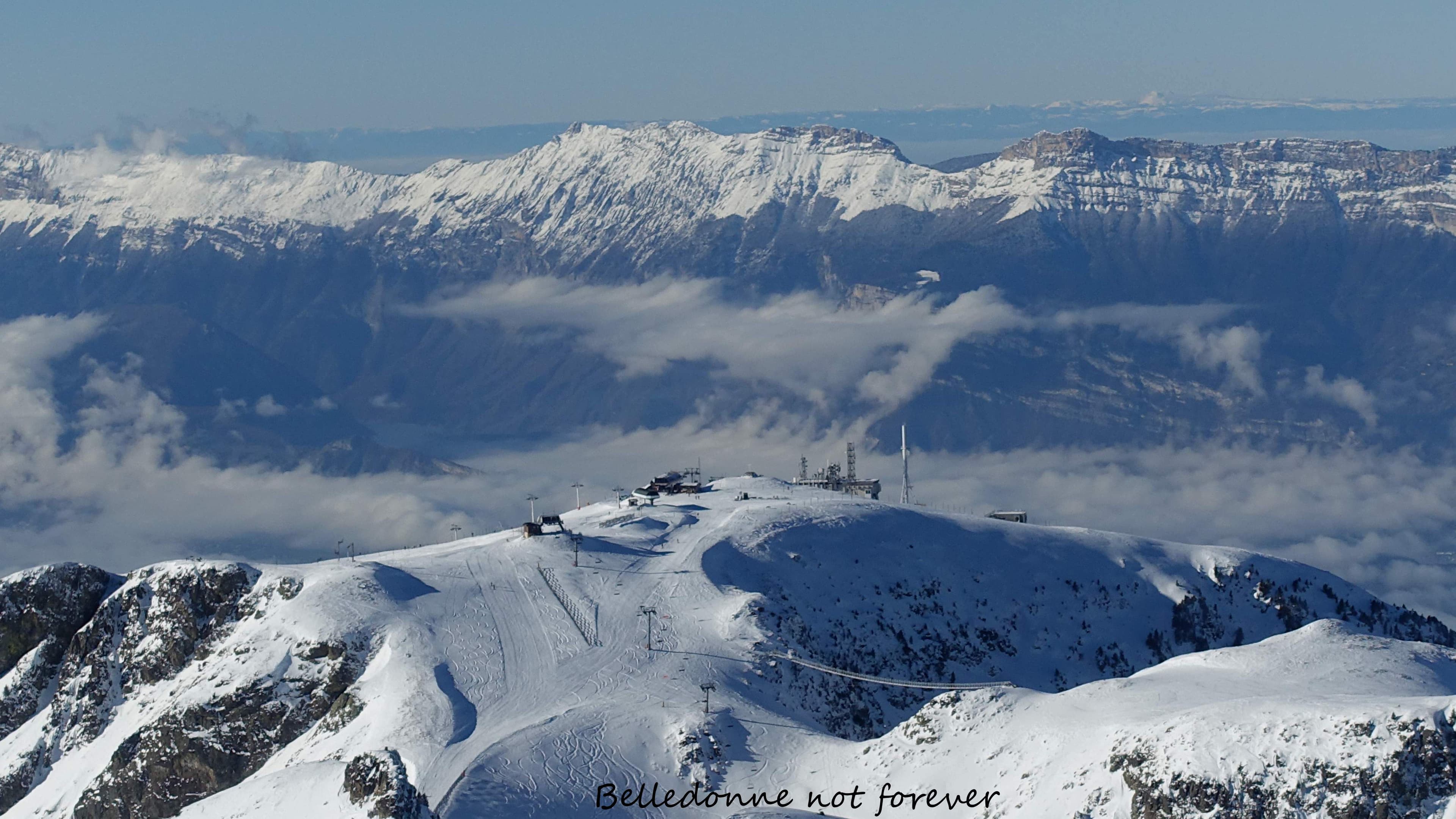 La station quasi-déserte, les remontés fonctionnent quand même...  A.P.