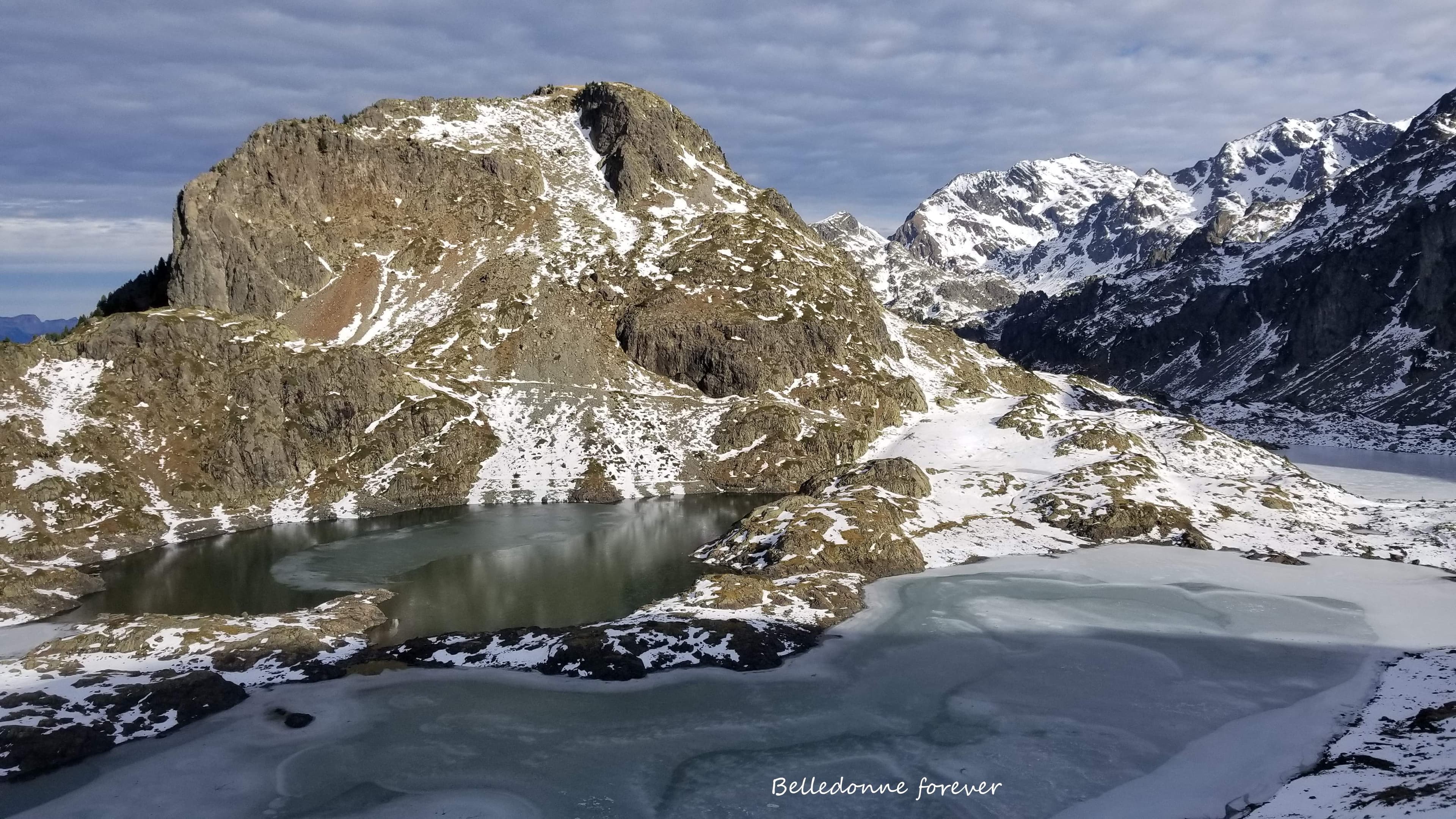 En face nord les lacs commencent à figer A.P.