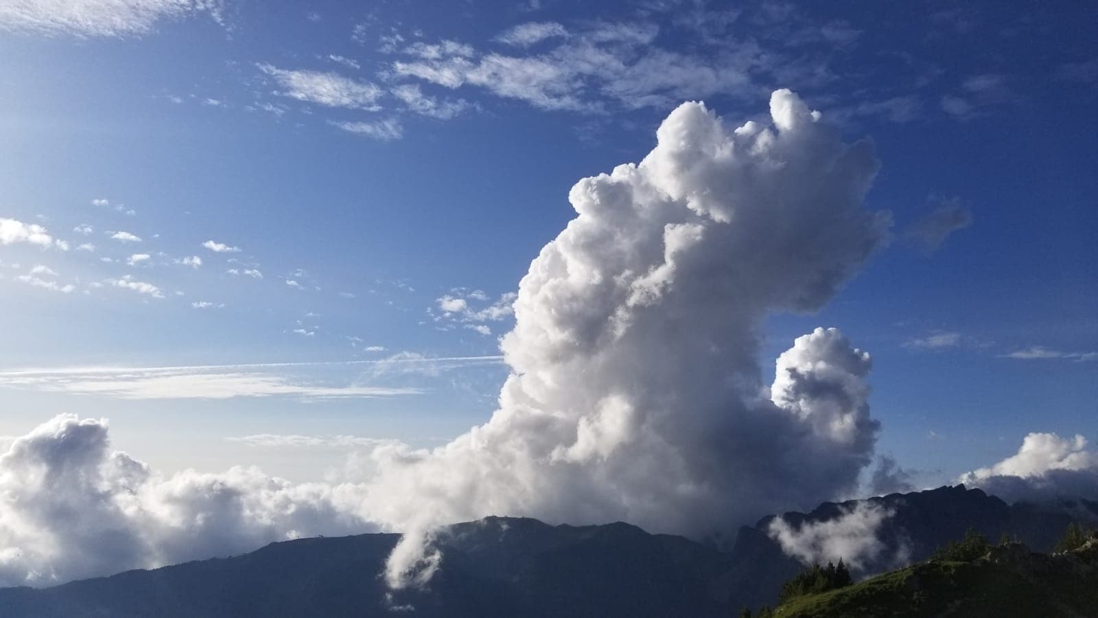 Station de chamrousse dans le brouillard. Les nuages s'arrêtent à la crête A P
