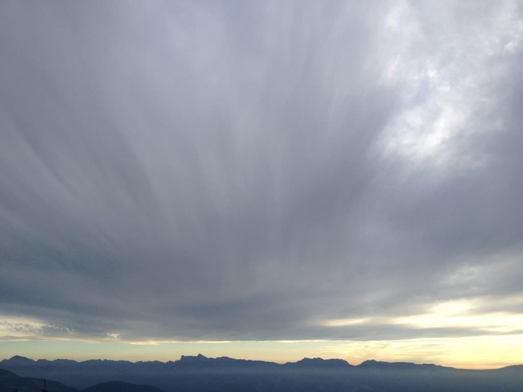 Cirrostratus au coucher du soleil 