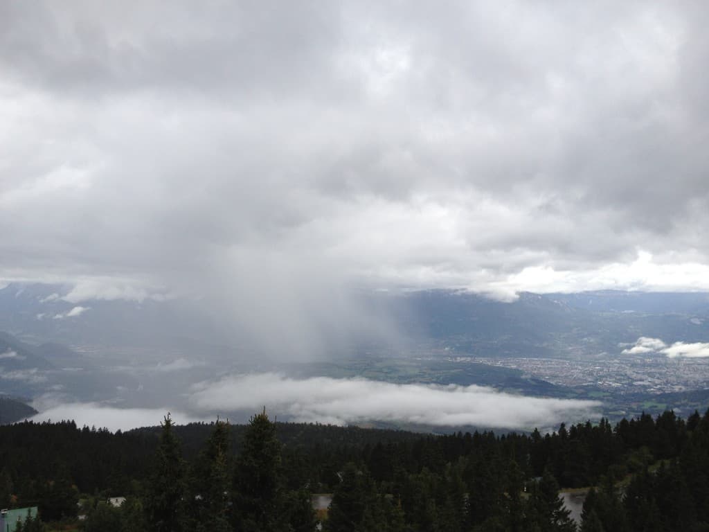 Une averse arrive sur Grenoble 