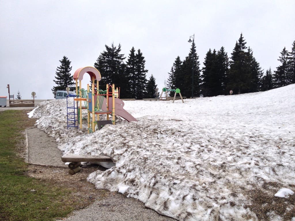 Restes de neige au jardin d'enfant 