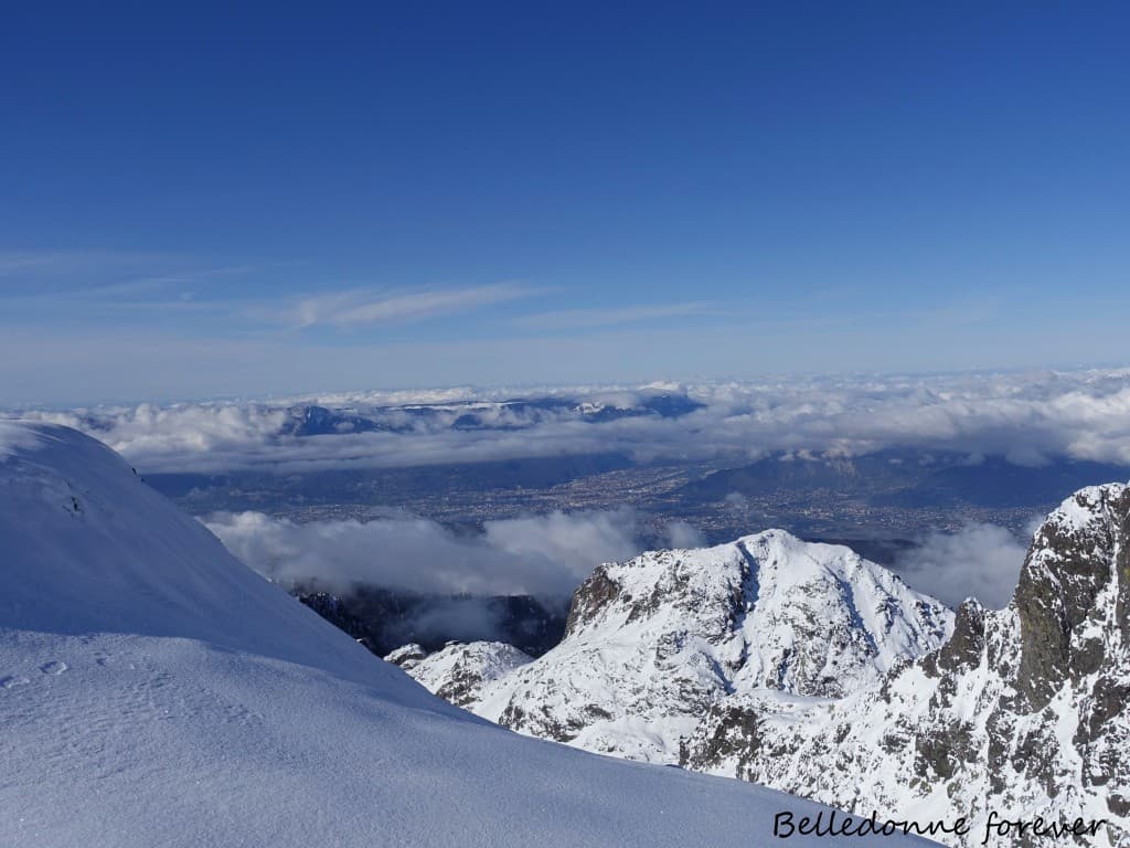 La mer de nuage se morcelle vue sur g