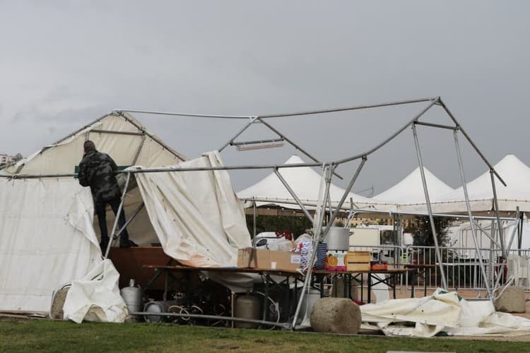 Image d'illustration pour Violents orages en Corse : 28 blessés après l'effondrement d'un chapiteau
